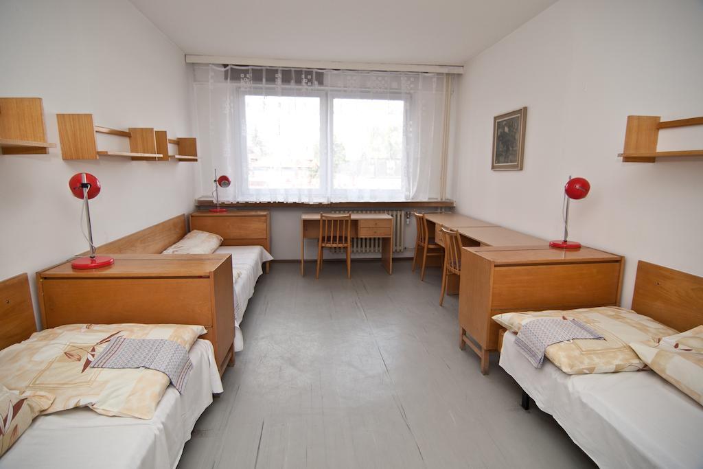 Domov Mladeze A Skolni Jidelna Karlovy Vary Hotel Habitación foto
