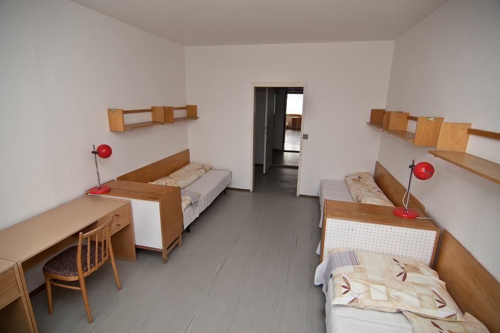 Domov Mladeze A Skolni Jidelna Karlovy Vary Hotel Habitación foto
