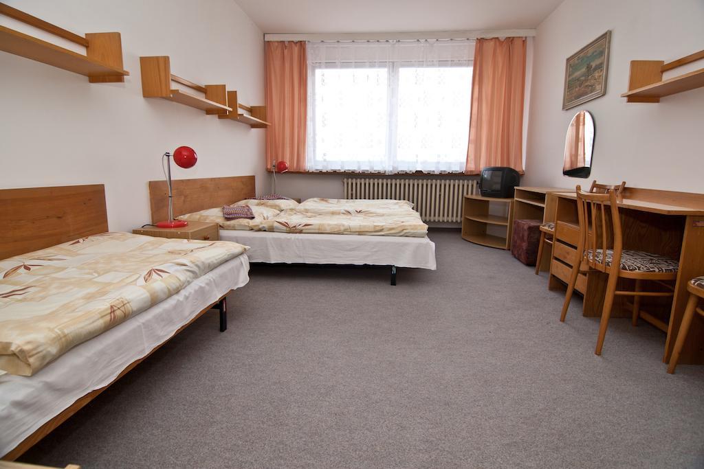 Domov Mladeze A Skolni Jidelna Karlovy Vary Hotel Habitación foto